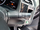 オートヘッドライト標準装備です。車外の明るさに応じて自動的にヘッドライトの点灯・消灯をしてくれます。トンネルの出入り口などで活躍してくれます。
