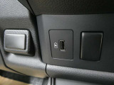 フロント中央部にはスマホ充電可能なUSB端子が付いています。
