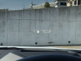 HUD: ヘッドアップディスプレイはドライバーが前方に集中できるよう、ナビや車速情報をフロントガラスに投影するシステムです。