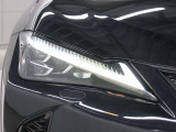 LEDヘッドランプにはアダプティブハイビームシステム「AHS」を採用。光検出カメラで車両検出をし、先行車や対向車に直接ハイビームを当てないように部分遮光します。
