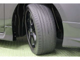 タイヤサイズ215/45R17。京都トヨタにてこの車をご成約のお客様に限り、タイヤ4本を当社指定【新品】タイヤに交換します。BlackEdition仕様のブラック塗装純正アルミホイールを装着しています