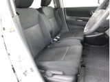 フロントベンチシートだから運転席足元もゆったり、広々快適です♪助手席へのウォークスルーも楽々可能!