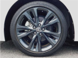 ダークグレーメタリック塗装の大径17インチ純正アルミホイール。タイヤサイズは215/45R17