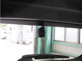 この車にはリアにもドライブレコーダーを装備しております◆映像・音声などを記録する自動車用の装置です。 もしもの事故の際の記録はもちろん、旅行の際の思い出としてドライブの映像を楽しむことができます。