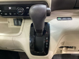 CVT車のセレクトレバーです。低速から高速まで、変速ショックのないスムーズな走りを実現するとともに、エンジン効率のよい領域を維持することで燃費にも貢献します。