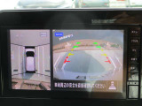 真上から見下ろすような映像で、車庫入れや縦列駐車時に、自車と駐車位置の関係をひと目で確認でき、スムースな駐車をサポート。動く物を検知してお知らせすることで、発進時の安全確認もサポートします。