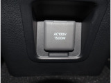 お車のキーはスマートキーです。キーを身につけた状態で車に近づき、ドアロックの解錠や施錠操作が出来ます。雨の日など両手がふさがっている時など、とっても便利ですね。