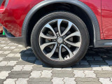純正アルミホイール。タイヤサイズは215/55R17です。