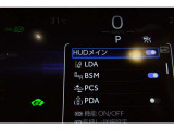 【HUD】ヘッドアップディスプレイ。フロントウインドウガラスに運転支援システムの作動状況や走行に関するさまざまな情報を表示することができます。