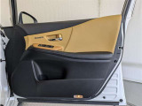 運転席ドア内張はご覧の通りです。ドアポケットの収納もバッチリです。
