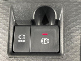 【電動パーキングブレーキ】パーキングブレーキは便利な電動式!ボタン一つで操作でき、アクセルを踏めば自動で解除されます♪レバーやペダルが無いので運転席廻りもすっきりしますね♪