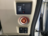 左側電動スライドドアは運転席から操作ができます。Hondaセンシング用のVSA(ABS+TCS+横滑り抑制)解除とレーンキープアシストシステムなどのメインスイッチも装備しています。