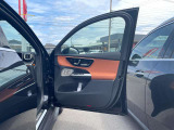 【メモリー付きパワーシート】3名までのシートポジションを記憶できるパワーシート!運転席のみ、ドアミラー・ステアリング位置も記憶可能です。高速道路などでの、運転交代時などに便利な機能です☆