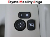 車内からワンタッチでサイドミラーの格納ができるので狭い駐車場などで便利です。