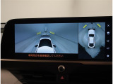 バックモニター付き。駐車の際のサポートとなり、必須アイテムのひとつですよね。それでも、バックする際は必ずご自身の目で確認をしてください。パノラミックビューで上から見下ろした視点でも確認できます!