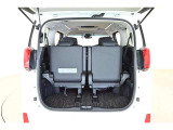 3列目シートは跳ね上げ式で折りたたみ可能です。キャンプ用品など大きな荷物もばっちり収納可能です!