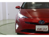 プリウスの特徴あるシャープな切れ長ヘッドライトはLED。前方の明るさを感知し、自動で切替わるオートハイビームを搭載しているので、面倒なヘッドライトの切替えは不要です。