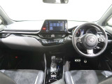使いやすく運転しやすいレイアウトの運転席回り。