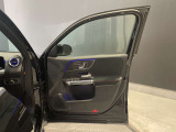 【メモリー付きパワーシート】3名までのシートポジションを記憶できるパワーシート!運転席のみ、ドアミラー・ステアリング位置も記憶可能です。高速道路などでの、運転交代時などに便利な機能です☆