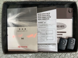スマートキーは鍵をバッグに入れたままでもドアロックの開閉やエンジンのON・OFFができます。夜間や雨の日も鍵を探さなくて良いので便利です。