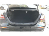 ゆったりとしたトランクルームでございます。たくさんのお荷物の車載が可能でございます。