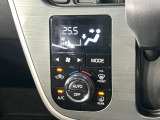 【オートエアコン】一度お好みの温度に設定すれば、車内の温度を検知し風量や温度を自動で調整。暑い…寒い…と何度もスイッチ操作をする必要はありません。快適な車内空間には必須の機能ですね♪