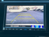 後退時に車両の後ろ側をモニター画面に表示します。車庫入れが苦手な人もこれで安心♪
