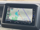 後退時に車両の後ろ側をモニター画面に表示します。車庫入れが苦手な人もこれで安心♪