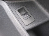 電動リアゲート装備です。バンパー下でのキックスイッチも装備されております。