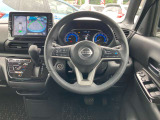 ハンドルにはプロパイロットのスイッチがあります。高速道路の単調な渋滞走行と長時間の巡航走行で、アクセル、ブレーキ、ハンドルの操作を車がアシスト。ドライバーの負担を軽減します。