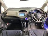車内は光触媒抗菌消臭施工済です。インパネ周りはスタイリッシュなデザインです。グローブボックスやカップホルダーのほかにトレーなどたくさんの収納スペースが付いています。