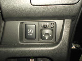 アイドリングストップ機能付です。特別な操作をしなくても、普段通りの運転をするだけで、エコドライブができる機能です。OFFボタンがありますので、必要に応じて使い分けてください。