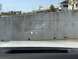 HUD: ヘッドアップディスプレイはドライバーが前方に集中できるよう、ナビや車速情報をフロントガラスに投影するシステムです。