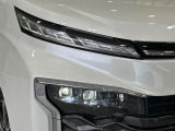 【LEDヘッドライト】悪天候や夜間走行時も良好な視界を確保し安心して運転できる高輝度LEDヘッドライトを装備!点灯速度が早く、消費電力も抑えられています。
