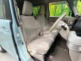 運転席まわりには十分なスペースがあり、大柄な方でもゆったり運転していただける環境です。