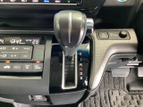CVT車のセレクトレバーです。低速から高速まで、変速ショックのないスムーズな走りを実現するとともに、エンジン効率のよい領域を維持することで燃費にも貢献します。