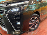 【LEDヘッドライト】悪天候や夜間走行時も良好な視界を確保し安心して運転できる高輝度LEDヘッドライトを装備!点灯速度が早く、消費電力も抑えられています。