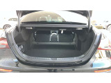 ゆったりとしたトランクルームでございます。たくさんのお荷物の車載が可能でございます。