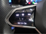 ◆クルーズコントロールにレーダーセンサーを組み合わせ、先行車を測定し設定されたスピードを上限に自動で加減速を行います。一定の車間距離を維持することで、長距離走行でのドライバーの疲労を低減させます。