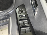 【電動格納ミラー】サイドミラーは電動格納式となっており、狭い駐車場でもキズがつくリスクを抑えられます。