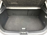 ラゲージルーム!後ろのシートは片方ずつ倒せます。乗る人や積む荷物に応じてアレンジが可能ですので多彩に使えてとても便利です。