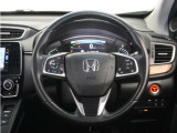 【Honda SENSING】 カメラ等装置で精度の高い検知能力を発揮、安全運転を支援します。ステアリング上のコントローラーに注目!