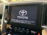 【メーカー純正ナビ】インテリアに溶け込むスタイリッシュな「専用設計」メーカーナビを装備♪視認性や操作性など基本性能にも優れ、より上質なカーライフをお楽しみいただけます。