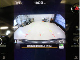 ■リヤビューカメラの映像です。ステアリング連動ガイドラインが、後退時の予想進路を表示し、運転のサポートを致します。