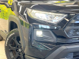【LEDヘッドライト】悪天候や夜間走行時も良好な視界を確保し安心して運転できる高輝度LEDヘッドライトを装備!点灯速度が早く、消費電力も抑えられています。