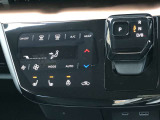 運転席と助手席にはシートヒーターを装備。ハンドルヒーターもついています