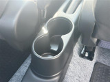 もちろん二列目にもドリンクホルダーはございます!同乗者の方も快適に過ごしていただけるでしょう!