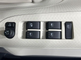【電動格納ミラー】サイドミラーは電動格納式となっており、狭い駐車場でもキズがつくリスクを抑えられます。