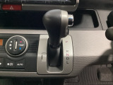 CVT車のセレクトレバーです。低速から高速まで、変速ショックのないスムーズな走りを実現するとともに、エンジン効率のよい領域を維持することで燃費にも貢献します。