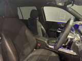 メルセデスのシートは、長距離・長時間の運転でも疲労感が最小限になる構造となっております。通気性も高く、夏場でも湿気がたまりにくくなっております。